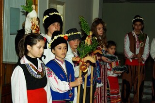 Коледари, сурвакари, предвестници на Коледа и нова Година посетиха ОДМВР - В. Търново