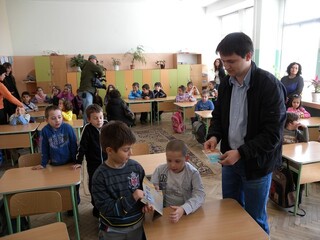 Деца от ОУ “Димитър Благоев” във В. Търново беседваха с инспектор ДПС за безопасността на движение 