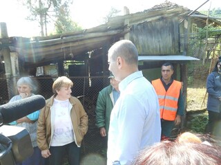 Министър Цветанов провери лично ситуацията в село Сливовица