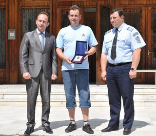 Комисар Живко Коцев награди 34-годишен мъж от Дебелец за проявена доблестна постъпка