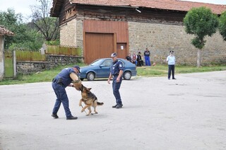 Изключително интересни и емоционални демонстрации направиха служители от ОДМВР – В. Търново пред деца от клубовете „Отвори очи” в община В. Търново 