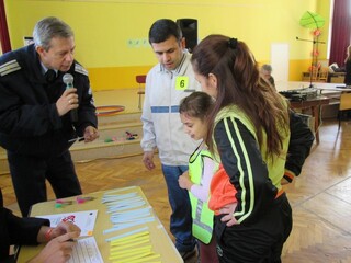 Служител на „Пътна полиция” – В. Търново журира ученическо състезание по пътна безопасност 