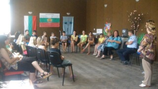 Полицейски служители беседваха с деца от клуб „Отвори очи” в с. Ресен
