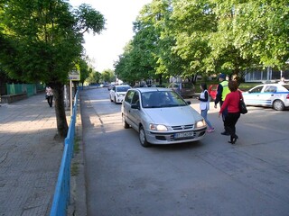 Деца на БЧК раздаваха брошури, с препоръки за безопасност на движението на кръстовище във В. Търново