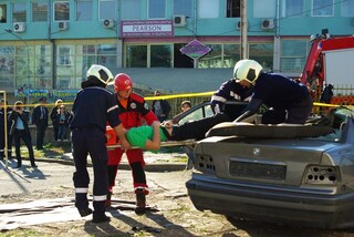 Тежко пострадал при пътен инцидент спасяваха екипи на полицията, пожарната, спешна помощ и БЧК