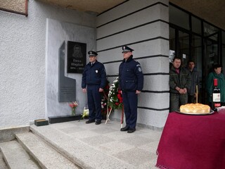 С поклонение пред мемориалните знаци в гр. Лясковец и В. Търново бе почетена паметта на командоса Емил Шарков