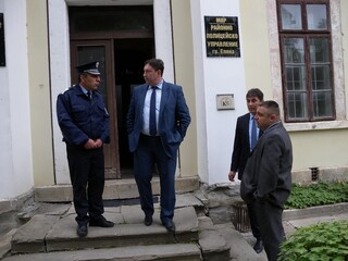 Заместник-министър Цвятко Георгиев и директорът на ОДМВР – В. Търново старши комисар Димитър Машов посетиха полицейското управление в Елена