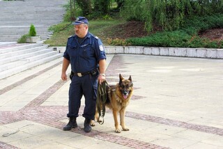 Деца от група на център „ИнтелектИ“ в областния град се срещнаха със следово куче Верон и разгледаха принадлежности от подвижната криминалистическа лаборатория.