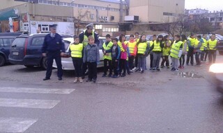 Безопасно пресичане на пътното платно и поставянето на превръзка усвоиха децата от полицейските детски управления в област В. Търново