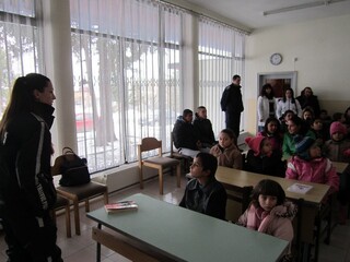 Пътни полицаи запознаха децата от училището в с. Балван с основните правила в движението по пътищата