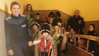 Добри гости коледари посрещнаха днес видинските полицаи