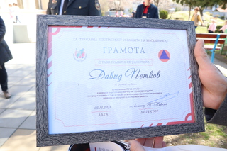 Директорът на РДПБЗН-Видин комисар Стилиян Пешев връчи грамота на 8-годишния Давид Петков
