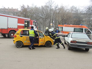 Видински огнеборци и доброволци  със специална демонстрация на спасителни действия при пътен инцидент
