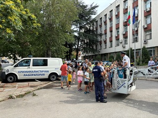 Ямболските служители на МВР отбелязаха своя професионален празник  с ден на отворени врати и тържествена церемония