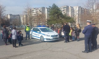 Деца от ДГ „Пролет“ гостуваха на ямболските пътни полицаи
