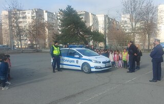 Деца от ДГ „Пролет“ гостуваха на ямболските пътни полицаи