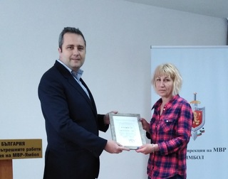 ОДМВР - Ямбол награди 47-годишна жена, намерила  чанта с пари и документи