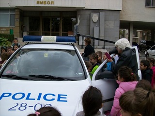 Деца от ДГ „Пламъче“ в Ямбол гостуваха в ОДМВР - Ямбол