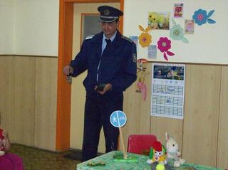 Полицаи гостуваха в детска градина „Свобода“ в Ямбол