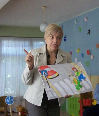 Деца и пътни полицаи заедно за спазване на правилата за безопасност на движението 