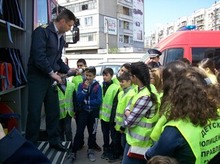 Петокласниците от Детско полицейско управление при ОУ “Любен Каравелов” - гр. Ямбол участваха в демонстративно занятие с ямболските огнеборци