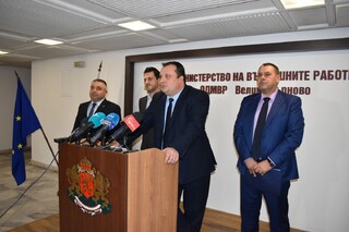 Служители на дирекция „Вътрешна сигурност“ и ОДМВР – Велико Търново предотвратиха регистрацията на 15 камиона – фантоми