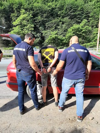 Служител на МВР е задържан за нелегално превозване на тютюн