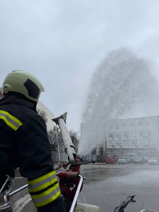 Практически занятия по пожарно водоснабдяване, работа с модулни ВДА и с пожарна техника се проведоха в ЦСПП по ПБЗН