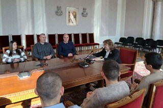 По традиция и тази година студенти от Академията на МВР посетиха сградата на Народното събрание