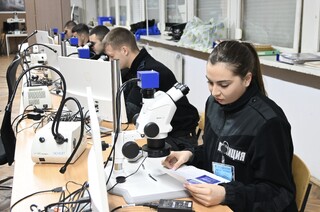 Чрез интересни демонстрации, лабораторна работа и ролеви игри курсантите придобиват знания и умения за разследване на престъпления