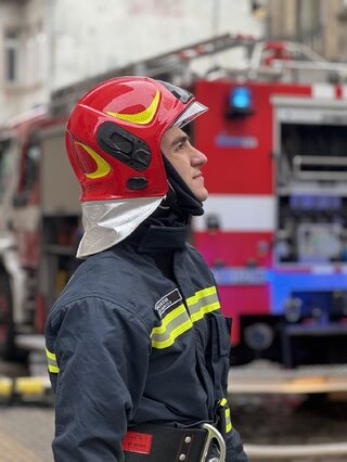 Рамо до рамо с огнеборците от 01 РСПБЗН застанаха курсанти от АМВР
