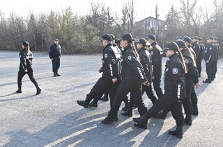 Умения за изпълнението на строеви хватки и за отдаването на полицейска чест придобиват курсантите в рамките на дисциплината „Строева подготовка“