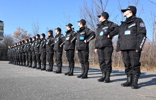 Умения за изпълнението на строеви хватки и за отдаването на полицейска чест придобиват курсантите в рамките на дисциплината „Строева подготовка“