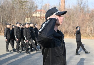 Умения за изпълнението на строеви хватки и за отдаването на полицейска чест придобиват курсантите в рамките на дисциплината „Строева подготовка“
