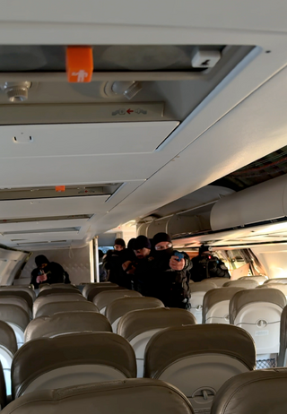На територията на летище София в самолет Боинг 737 се проведе тактическо занятие с курсанти и преподаватели