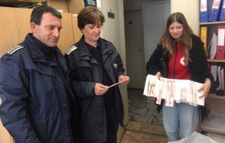 Служители на ОДМВР и РДПБЗН  – Кюстендил,  подкрепихаа инициативата на Младежкия червен кръст „Мартеница с кауза“