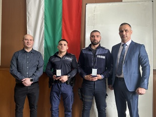 Наградиха полицаи, които на 11 февруари в с.Петревене спасиха възрастен мъж от пожар