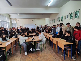 Служители от РУ Лом запознаха младежи с вредите от употребата на вейп устойства и наркотични вещества