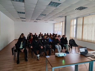 Служители от РУ Лом запознаха младежи с вредите от употребата на вейп устойства и наркотични вещества