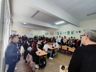 Служители от РУ Лом запознаха младежи с вредите от употребата на вейп устойства и наркотични вещества