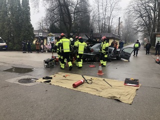 С демонстрации по спасяване на хора при пътно-транспортно произшествие и гасене на запален автомобил бе отбелязан Международният ден на доброволеца в град Вършец