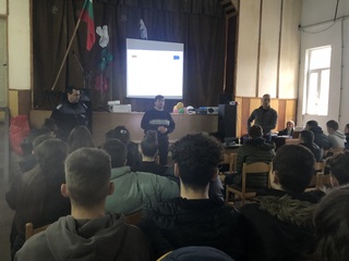 Служители на РУ Берковица изнесоха лекция за домашното насилие пред учениците от ПГ „Д-р Иван Панов“ – град Берковица