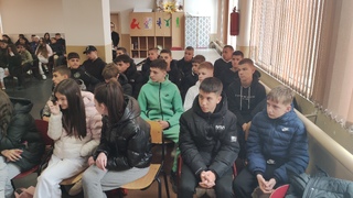 Среща между полицаи и ученици по актуални теми свързани с агресията, употребата на наркотици и пътната безопасност