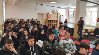 Среща между полицаи и ученици по актуални теми свързани с агресията, употребата на наркотици и пътната безопасност