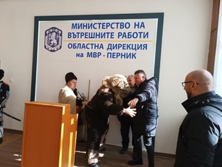 Традицията повелява: И тази година сурвакарската групата на с. Кралев дол гостува на служителите от ОДМВР - Перник
