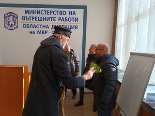 Традицията повелява: И тази година сурвакарската групата на с. Кралев дол гостува на служителите от ОДМВР - Перник