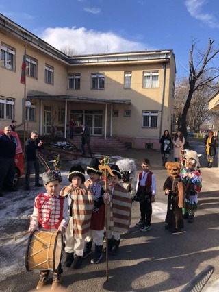 Деца поздравиха полицаите от Второ РУ в навечерието на 31-вото издание на Международния фестивал на маскарадните игри „Сурва“ Перник 2025 г