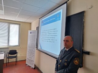 Днес в Плевен бе представен проект „Текущ ремонт за въвеждане на мерки за енергийна ефективност, осигуряване на достъпна среда и изграждане на хибридна фотоволтаична система за производство на електроенергия за собствени нужди в сграда на РДПБЗН – Плевен“