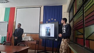 Продължават обучителните занятия на полицаи от ОДМВР – Плевен с преподаватели от плевенски училища