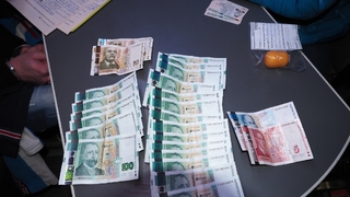Разпространител на наркотици предложи 20 000 лева подкуп на полицаи, задържан е за 72 часа